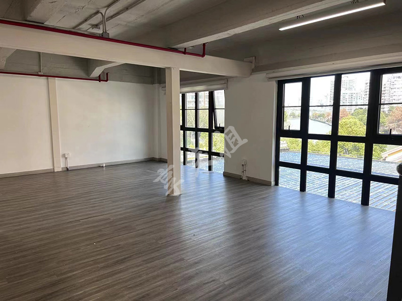 446m²